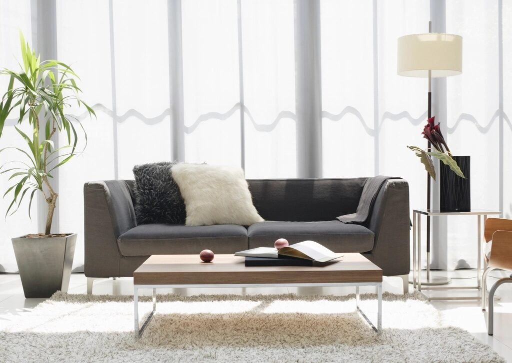 Căn hộ phong cách tối giản với sofa xám